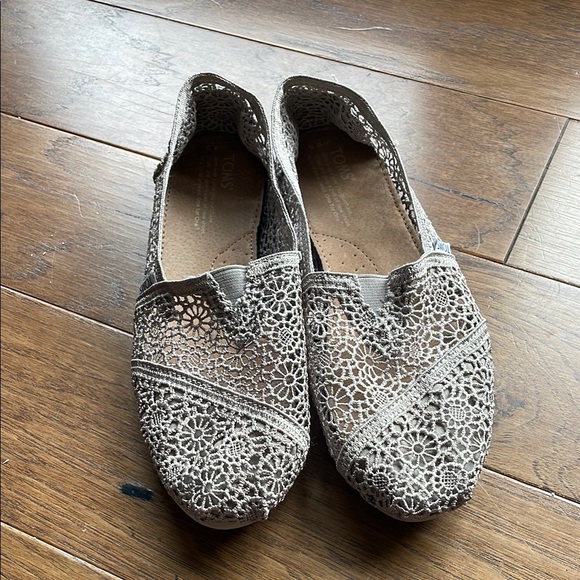 Toms Gray Flats with Crochet Design - Picture 2 of 4